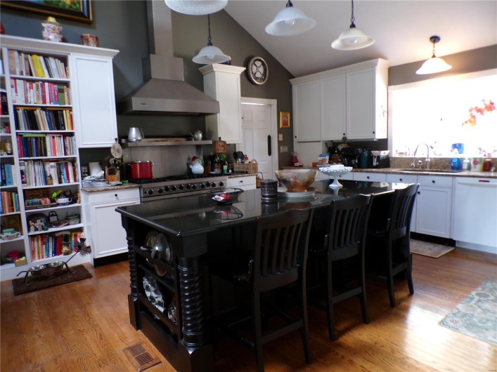 Huge Central Island w Breakfast Bar