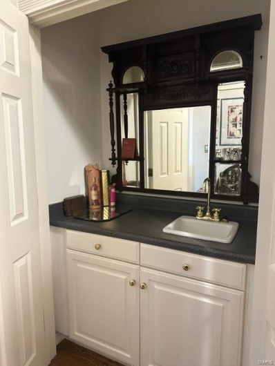 Wet Bar, Serving Area with Storage