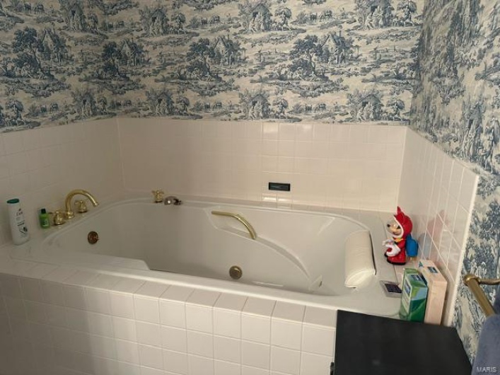 Full 2nd Level Bath with Jetted Tub