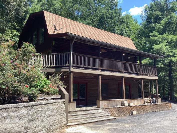 Cabin with a balcony and a deck
