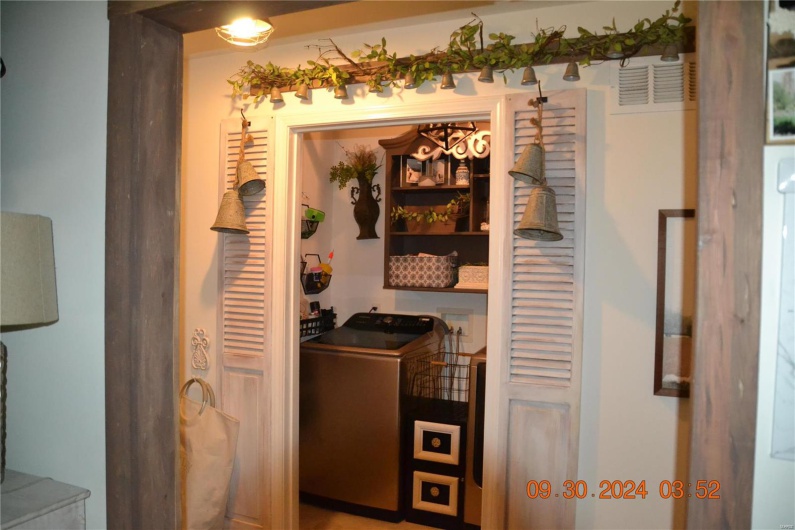 Laundry room with washer / dryer