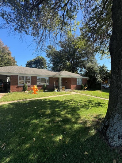 Ranch-style house with a front lawn