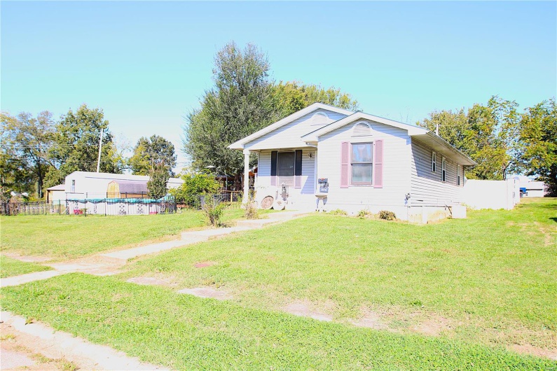 View of front facade with a front yard