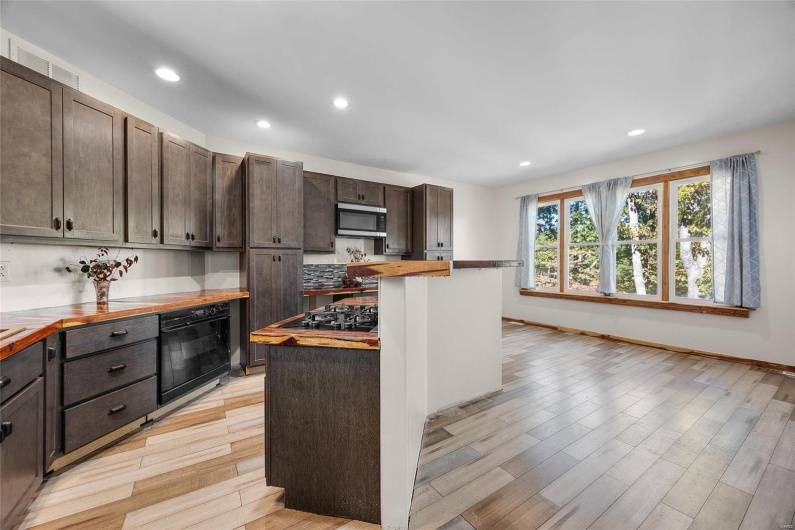 large eat-in kitchen