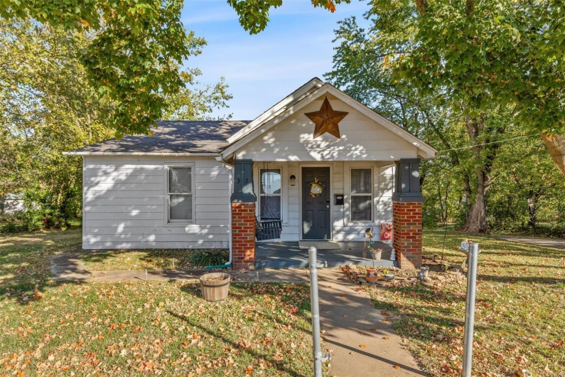 32 Summit Street, Bonne Terre, Missouri 63628, 2 Bedrooms Bedrooms, 6 Rooms Rooms,1 BathroomBathrooms,Residential,For Sale,Summit,MAR24066152