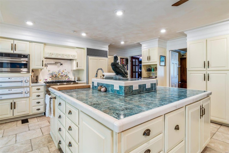 556 Oak Terrace Drive, Farmington, Missouri 63640, 4 Bedrooms Bedrooms, 17 Rooms Rooms,3 BathroomsBathrooms,Residential,For Sale,Oak Terrace,MAR24066145