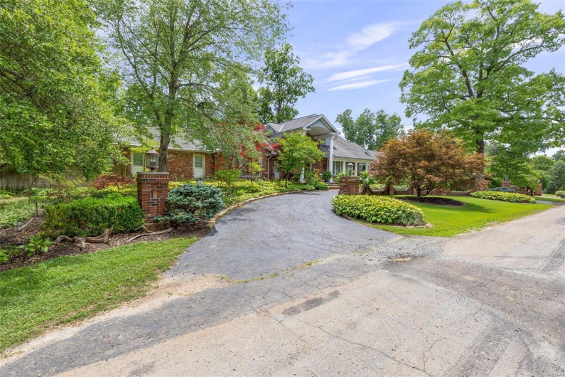 556 Oak Terrace Drive, Farmington, Missouri 63640, 4 Bedrooms Bedrooms, 17 Rooms Rooms,3 BathroomsBathrooms,Residential,For Sale,Oak Terrace,MAR24066145