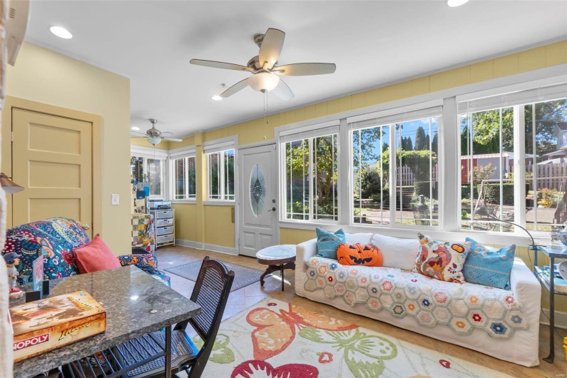 Sunroom / solarium with ceiling fan
