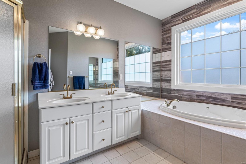 420 Wellington Place, Farmington, Missouri 63640, 5 Bedrooms Bedrooms, 11 Rooms Rooms,3 BathroomsBathrooms,Residential,For Sale,Wellington Place,MAR24067652