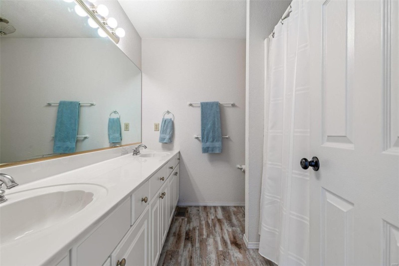 420 Wellington Place, Farmington, Missouri 63640, 5 Bedrooms Bedrooms, 11 Rooms Rooms,3 BathroomsBathrooms,Residential,For Sale,Wellington Place,MAR24067652