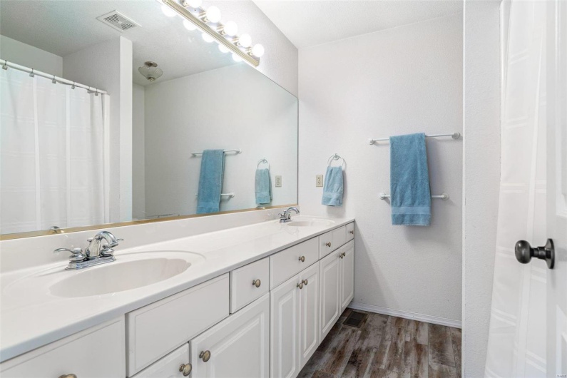 420 Wellington Place, Farmington, Missouri 63640, 5 Bedrooms Bedrooms, 11 Rooms Rooms,3 BathroomsBathrooms,Residential,For Sale,Wellington Place,MAR24067652