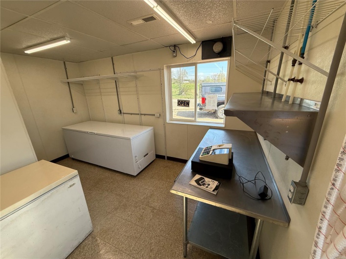 Laundry room featuring visible vents and baseboards