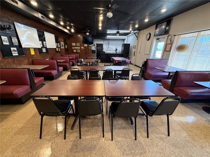 Dining room with ceiling fan