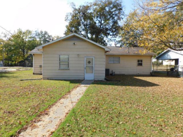 View of front facade with a front yard