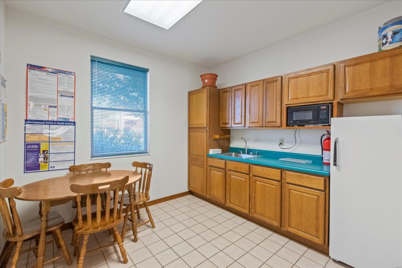 Suite 103 Kitchen / Dining 