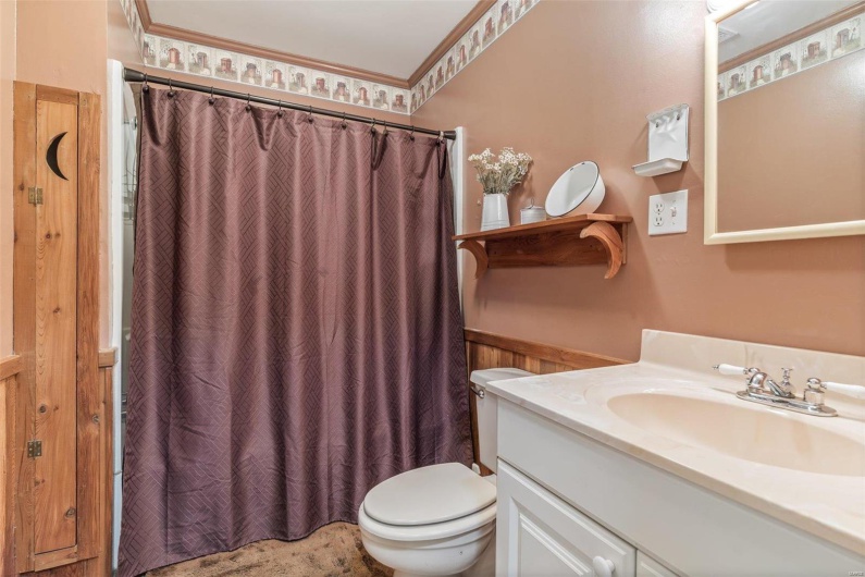 521 Lindsey Lane, Farmington, Missouri 63640, 5 Bedrooms Bedrooms, 17 Rooms Rooms,4 BathroomsBathrooms,Residential,For Sale,Lindsey,MAR24066374