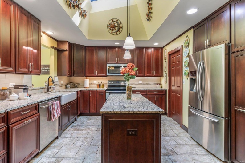 521 Lindsey Lane, Farmington, Missouri 63640, 5 Bedrooms Bedrooms, 17 Rooms Rooms,4 BathroomsBathrooms,Residential,For Sale,Lindsey,MAR24066374