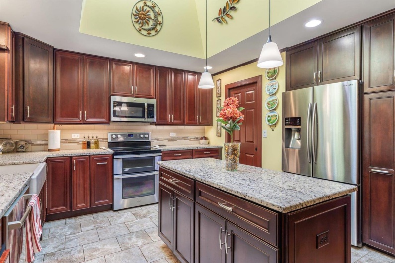 521 Lindsey Lane, Farmington, Missouri 63640, 5 Bedrooms Bedrooms, 17 Rooms Rooms,4 BathroomsBathrooms,Residential,For Sale,Lindsey,MAR24066374