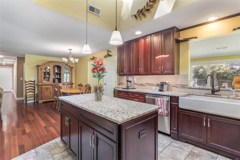 521 Lindsey Lane, Farmington, Missouri 63640, 5 Bedrooms Bedrooms, 17 Rooms Rooms,4 BathroomsBathrooms,Residential,For Sale,Lindsey,MAR24066374