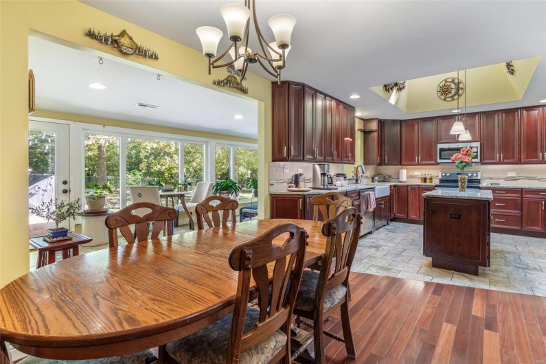 521 Lindsey Lane, Farmington, Missouri 63640, 5 Bedrooms Bedrooms, 17 Rooms Rooms,4 BathroomsBathrooms,Residential,For Sale,Lindsey,MAR24066374