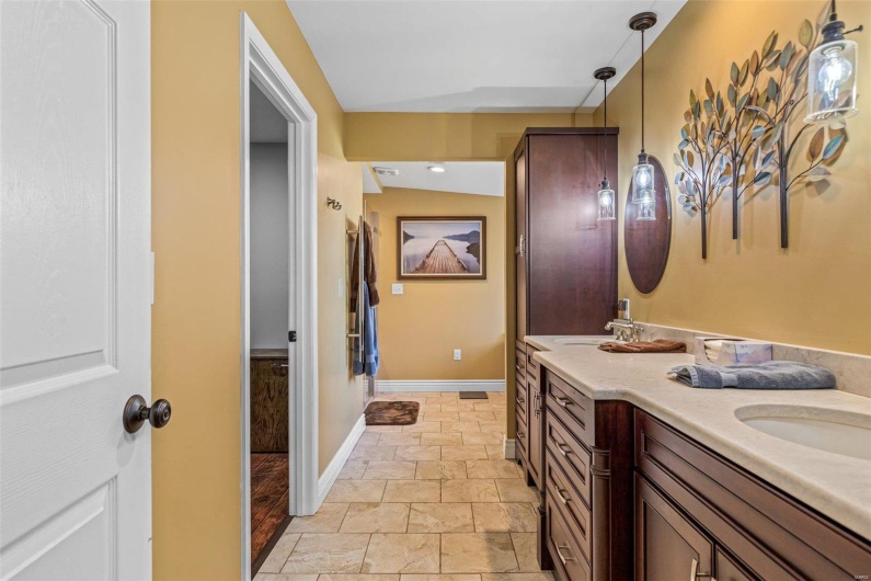 521 Lindsey Lane, Farmington, Missouri 63640, 5 Bedrooms Bedrooms, 17 Rooms Rooms,4 BathroomsBathrooms,Residential,For Sale,Lindsey,MAR24066374