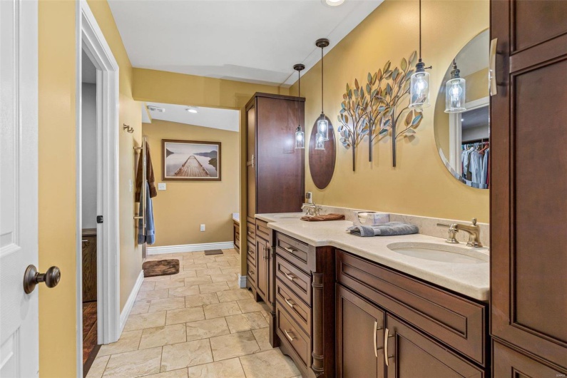 521 Lindsey Lane, Farmington, Missouri 63640, 5 Bedrooms Bedrooms, 17 Rooms Rooms,4 BathroomsBathrooms,Residential,For Sale,Lindsey,MAR24066374