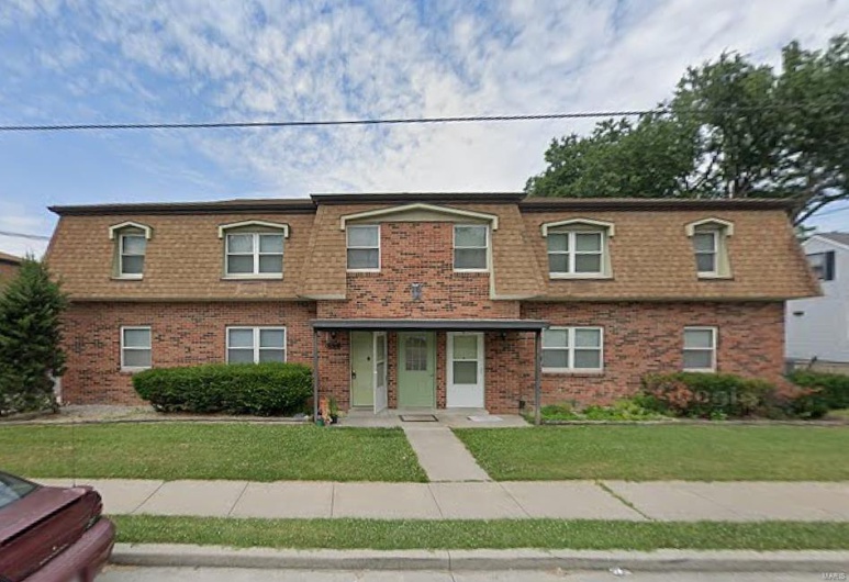 View of front of house featuring a front yard
