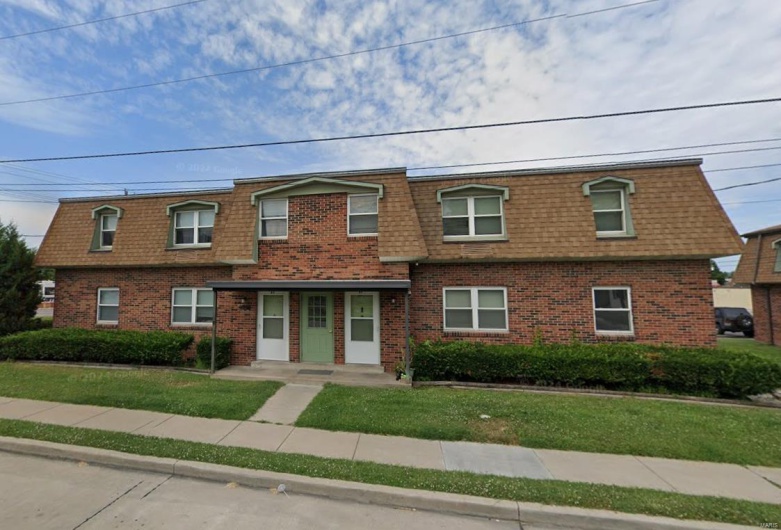 View of front facade with a front yard
