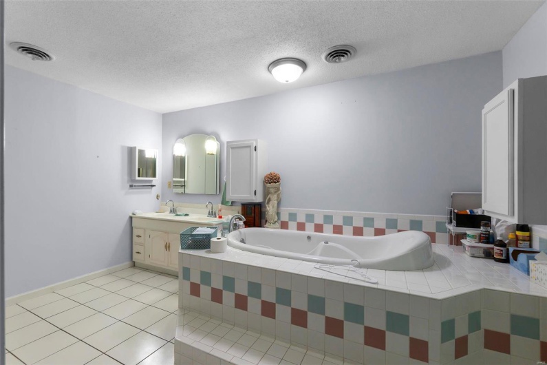 11 Schonhoff, Cape Girardeau, Missouri 63703, 5 Bedrooms Bedrooms, 10 Rooms Rooms,4 BathroomsBathrooms,Residential,For Sale,Schonhoff,MAR24071020