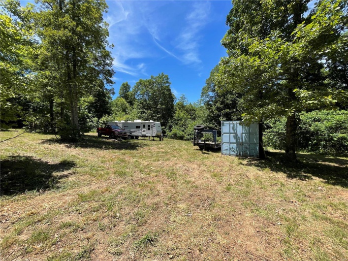 View of yard featuring an outbuilding