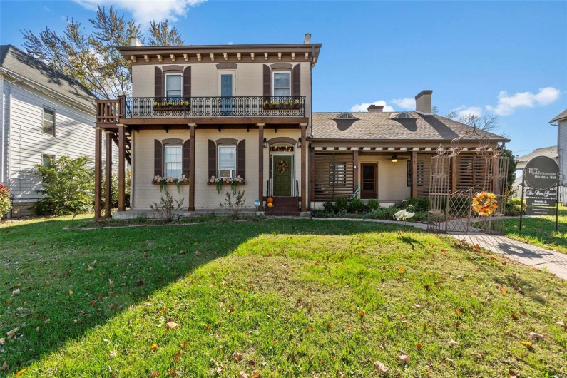 Italianate home featuring a front yard