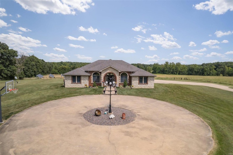 View of front facade featuring a front lawn