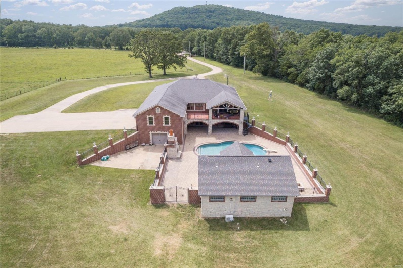 Birds eye view of property