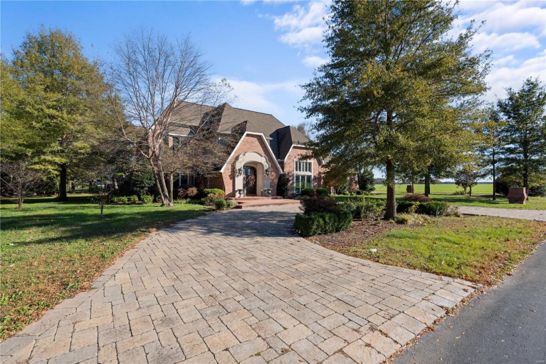 View of front of home featuring a front yard