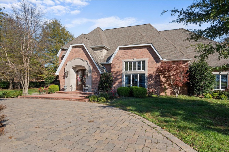 View of front facade with a front yard
