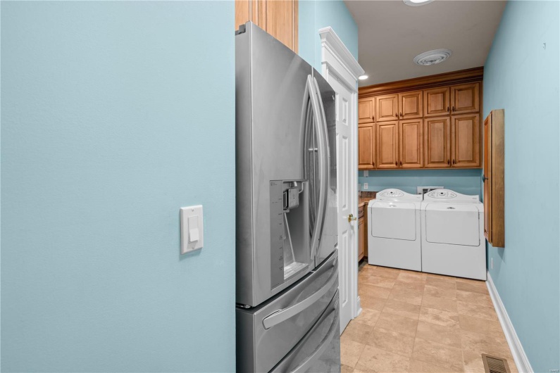 Laundry room with cabinets and washing machine and dryer
