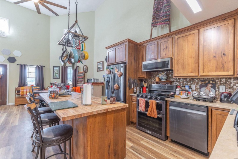 635 County Road 470, Poplar Bluff, Missouri 63901, 3 Bedrooms Bedrooms, ,3 BathroomsBathrooms,Residential,For Sale,County Road 470,MAR24072752