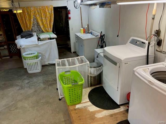 Washroom with washer and dryer