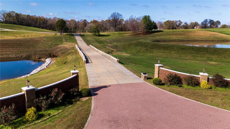 Main access to Spring Valley Ridge from MO-177.