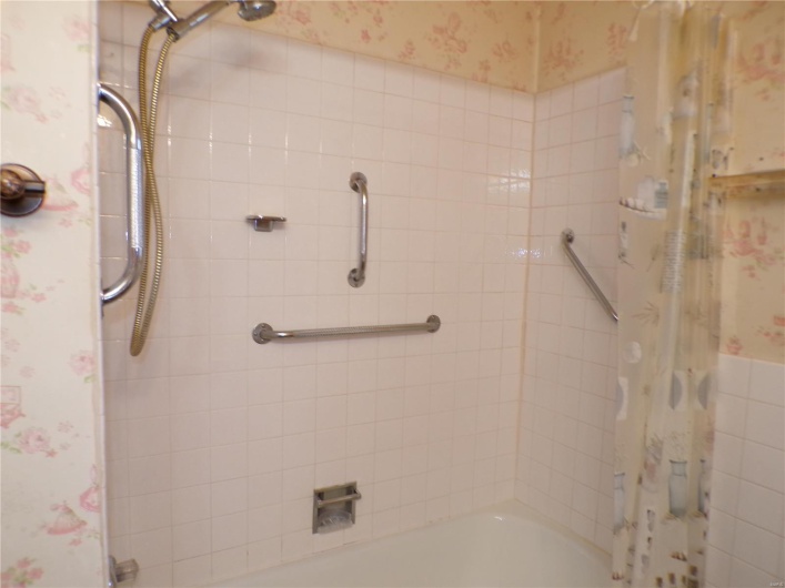Bathroom featuring shower / bath combo