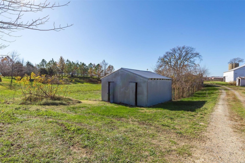 View of yard with a storage shed