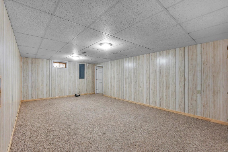 1001 Harry Avenue, Perryville, Missouri 63775, 3 Bedrooms Bedrooms, 5 Rooms Rooms,3 BathroomsBathrooms,Residential,For Sale,Harry,MAR24074258