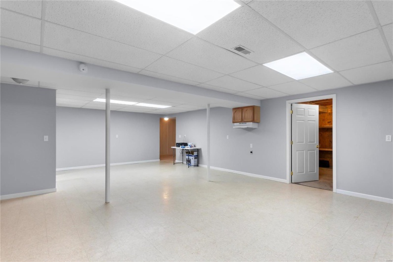 1001 Harry Avenue, Perryville, Missouri 63775, 3 Bedrooms Bedrooms, 5 Rooms Rooms,3 BathroomsBathrooms,Residential,For Sale,Harry,MAR24074258