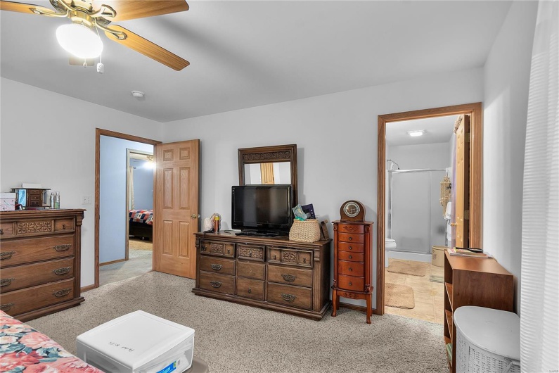 1001 Harry Avenue, Perryville, Missouri 63775, 3 Bedrooms Bedrooms, 5 Rooms Rooms,3 BathroomsBathrooms,Residential,For Sale,Harry,MAR24074258