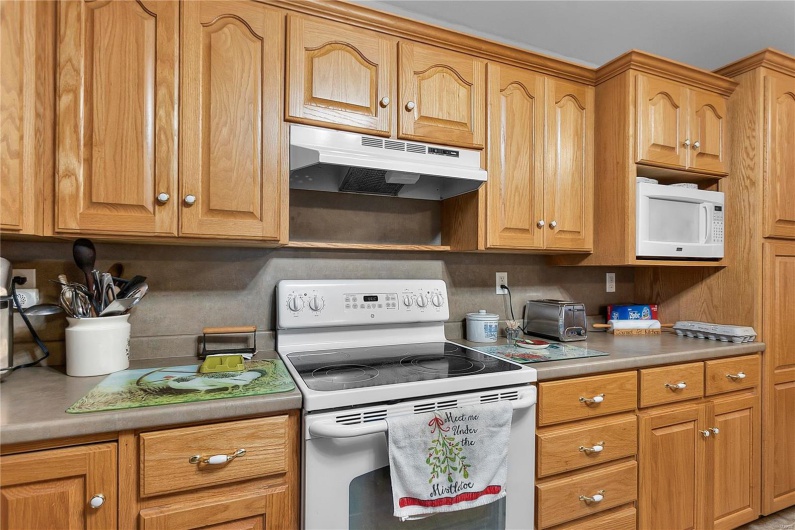 1001 Harry Avenue, Perryville, Missouri 63775, 3 Bedrooms Bedrooms, 5 Rooms Rooms,3 BathroomsBathrooms,Residential,For Sale,Harry,MAR24074258