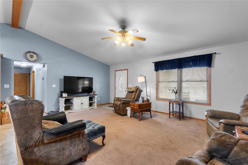 1001 Harry Avenue, Perryville, Missouri 63775, 3 Bedrooms Bedrooms, 5 Rooms Rooms,3 BathroomsBathrooms,Residential,For Sale,Harry,MAR24074258