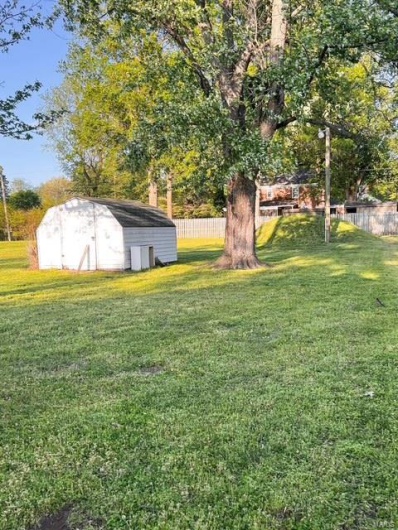 View of yard featuring a shed