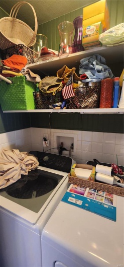 Laundry room with washer / clothes dryer, tile walls, and a textured ceiling