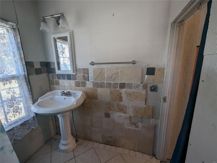 Bathroom featuring tile shower