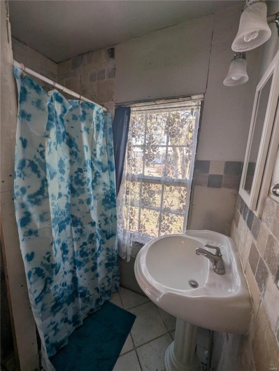 Bathroom featuring tile shower